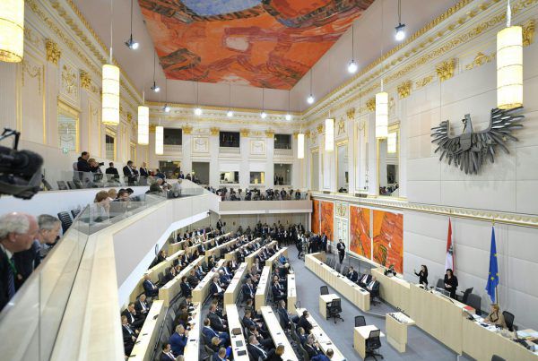 Vorarlberger ÖVP und FPÖ können dem neuen Regierungsprogramm viel abgewinnen. Grüne und SPÖ sehen viele Nachteile. APA/Neubauer