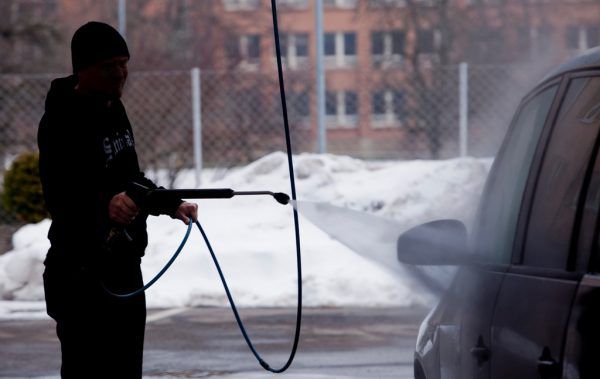 Wenn es sehr kalt ist, lieber in der Waschstraße als zu Hause das Auto waschen, lautet einer der Experten-Tipps. Klaus Hartinger