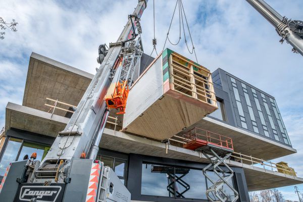 Wie Schubladen wurden die Holzmodule in das Forschungsgebäude geschoben.  Empa