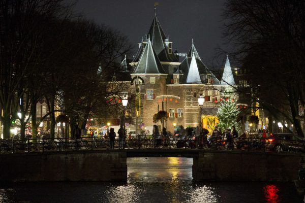 Zahlreiche Touristen besuchen jedes Jahr Amsterdam. Die Bewohner sehen das kritisch. AP (3)