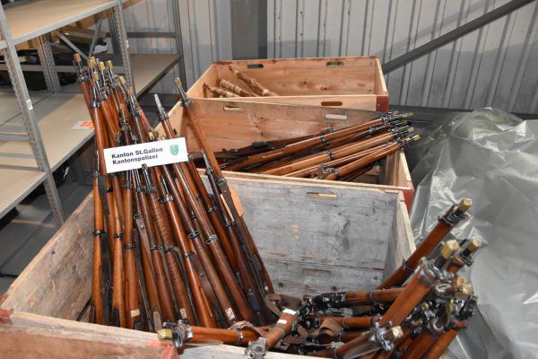 Zahlreiche Waffen wurden bei der Hausdurchsuchung sichergestellt.Kapo St. Gallen (2)