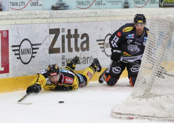 Ziga Pance (r.) und die Bulldogs stellten zuletzt den Vienna Capitals ein Bein. Das hat wohl auch VSV-Coach Markus Peintner genau gesehen. Gepa (2)