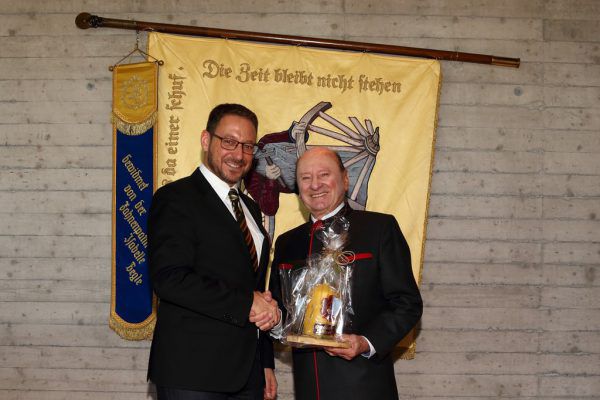 60 Jahre Treue: Ehrung von Raimund Lampert. Handwerkerzunft Schlins-Röns