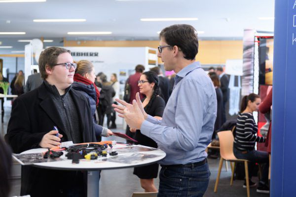 Auf der Jobmesse der Fachhochschule Vorarlberg lassen sich wertvolle Kontakte knüpfen. Matthias Rhomberg