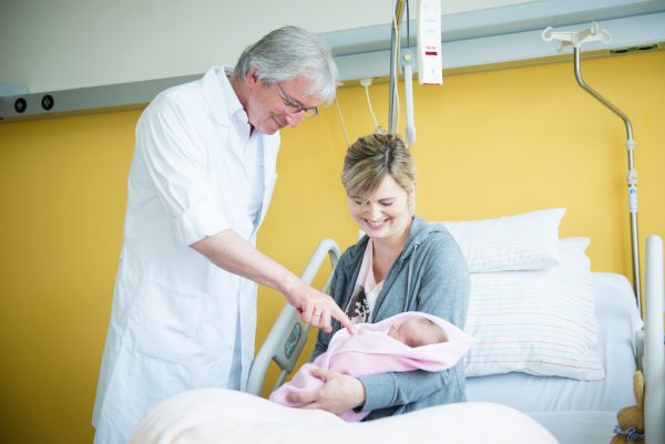 Chefarzt Dr. Walter Neunteufel (großes Foto) leitet die größte Geburtenstation des Landes im Dornbirner Krankenhaus. Im Vorjahr kamen dort 1458 Kinder zur Welt. Lisa Mathis (2)