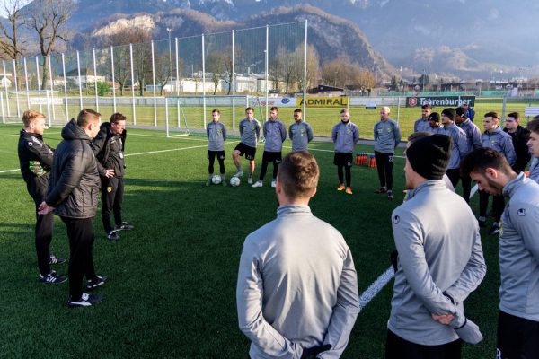 Das Trainerteam Mathias Nesler, Daniel Ernemann und Gernot Plassnegger (v.l.) schwor die Austria-Mannschaft ein. Dietmar Stiplovsek