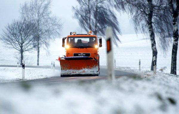 Der Winterdienst ist auf den Landesstraßen größtenteils an Frächter ausgelagert. Diese sind in erster Linie haftbar – unterliegen aber dem Haftungsprivileg des Straßenhalters. Daher ist die leichte Fahrlässigkeit ausgeschlossen. AFP