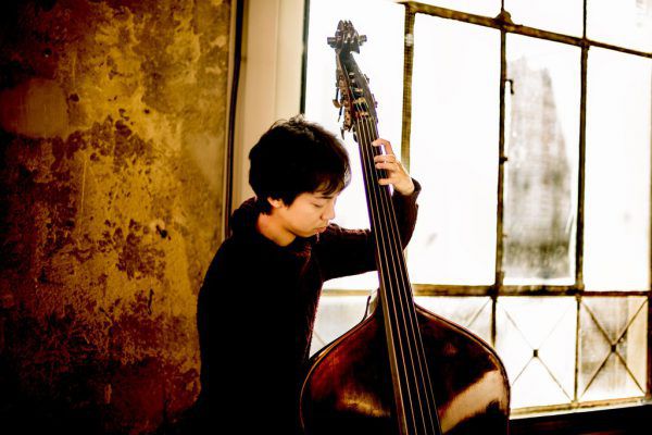 Die Proben zu „Der Zaubertrank“ in der Lokremise St. Gallen: ein außergewöhnlicher Ort für eine Opernproduktion. Bild oben: der Kontrabassist Ikuma Saito. Victor Marin Roman (2)