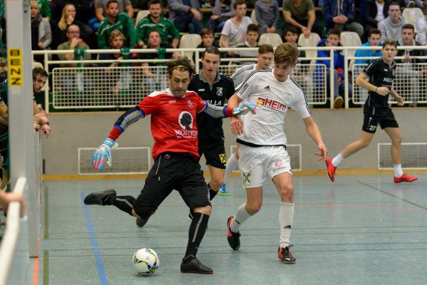 DSV-Keeper Mendes (l.) gegen das Überraschungsteam FC Sulzberg. Stiplovsek