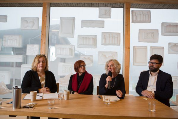 Ein Blick in die aktuelle Schau. Bild oben: Stefania Pitscheider Soraperra, Margarete Broger, Katharina Wiesflecker (Grüne) und der Bürgermeister von Hittisau Gerhard Beer (v.l.). Frauenmuseum Hittisau (1)/ Klaus Hartinger (2)