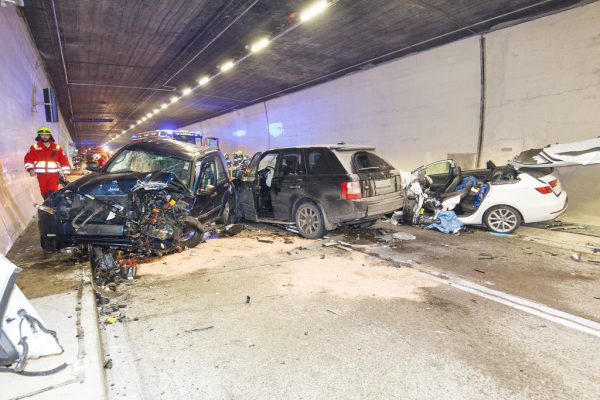 Gleich vier Fahrzeuge kollidierten beim Unfall im Arlbergtunnel. Bernd Hofmeister