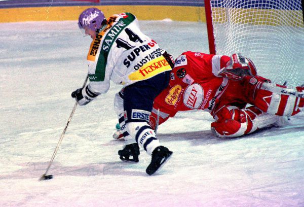 Gustafsson narrt KAC-Goalie Prohaska. Stiplovsek (4), Hartinger (1)