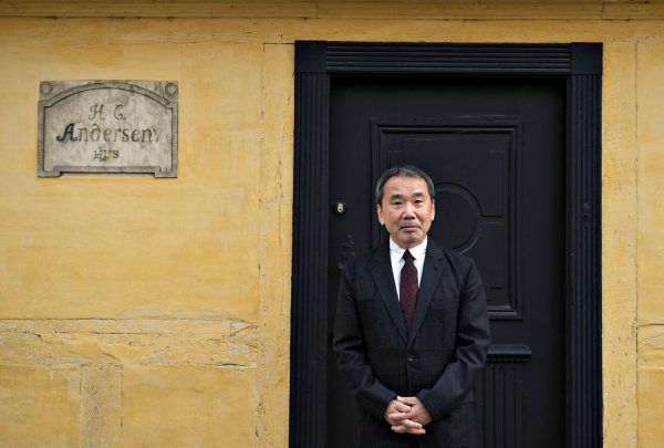Haruki Murakami vor dem Hans Christian Andersen Haus in Dänemark. Reuters