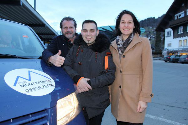 Herbert Bitschnau, Unternehmer Raif Köken und Monika Vonier freuen sich über den Start des Taxidienstes.www.meznar.media