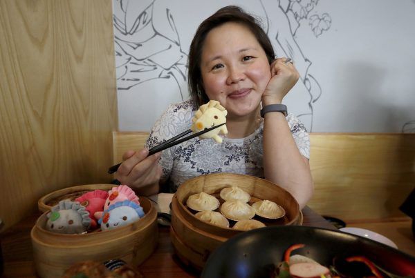Jennifer 8. Lee ist Mitglied im Emoji-Unterausschuss von Unicode. Dank ihr gibt es den Teigtaschen-Emoji (kl. Foto rechts). AP (3)