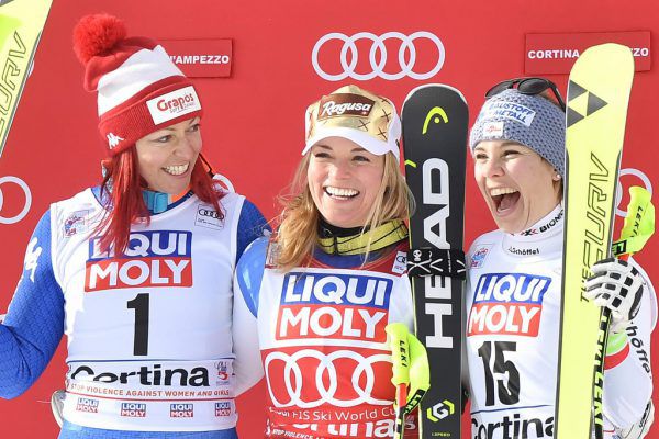 Johanna Schnarf, Lara Gut und Nicole Schmidhofer (v.l.) strahlten auf dem Podium in Cortina um die Wette. Apa