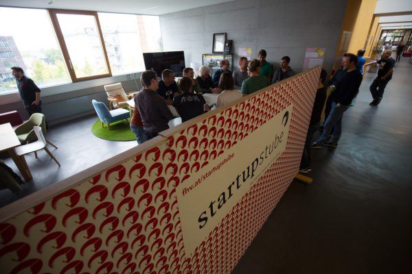 Links: Ins Gespräch kommen. Darum geht es bei der „startupstube“ unter anderem.