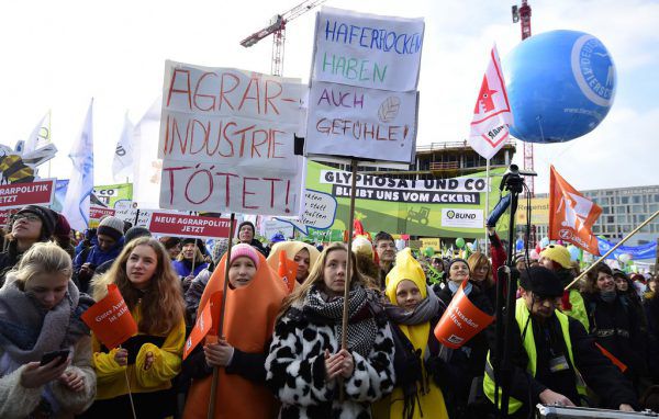 lmmer wieder kommt es zu Demonstrationen gegen Monsanto. Tobias SCHWARZ
