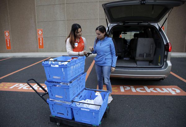 Online-Bestellungen werden den Kunden bei Walmart direkt zum Auto gebracht.