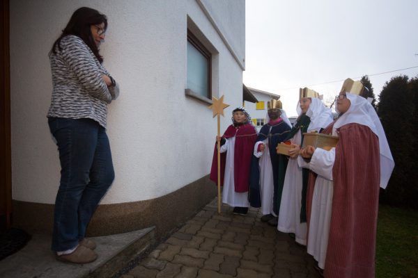 Rechts: Die vier Mädchen sind in Lustenau unterwegs und sammeln Spenden für Nicaragua.