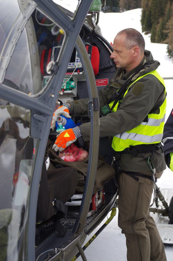 Übungsszenario: Der Pilot wurde während der harten Landung verletzt, der Hubschrauber schwer beschädigt. 