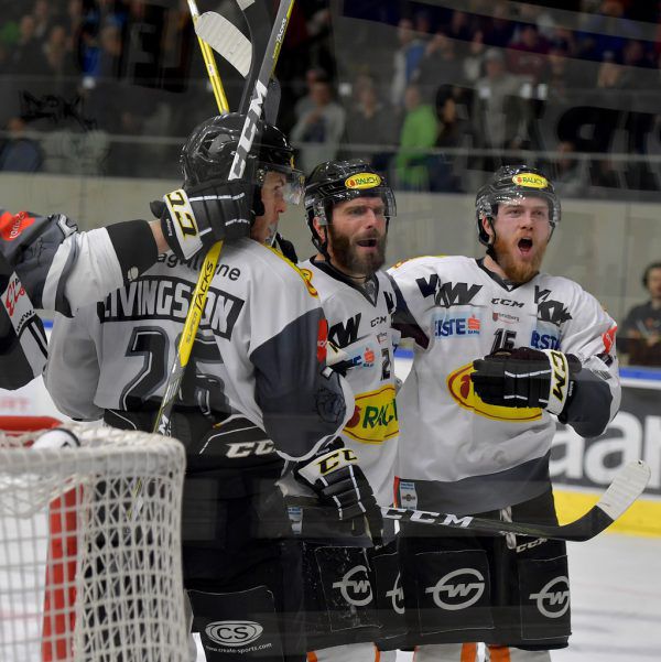 Am 21. Februar 2017 bejubelten James Livingston, Niki Petrik und Cody Sylvester (v.l.) den zwischenzeitlichen Ausgleich zum 3:3. Heute spielt keiner der drei mehr im DEC-Trikot. Gepa