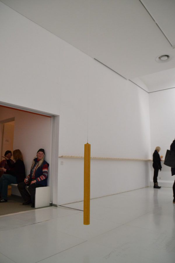 Besucher betrachten die Bienen aus der Nähe: So werden einzigartige Details sichtbar. Kleines Bild rechts: Laut Meyer-Stoll erzeugt die große Bienenwachskerze eine sakrale Stimmung im Kunstraum. Lisa Kammann (3)