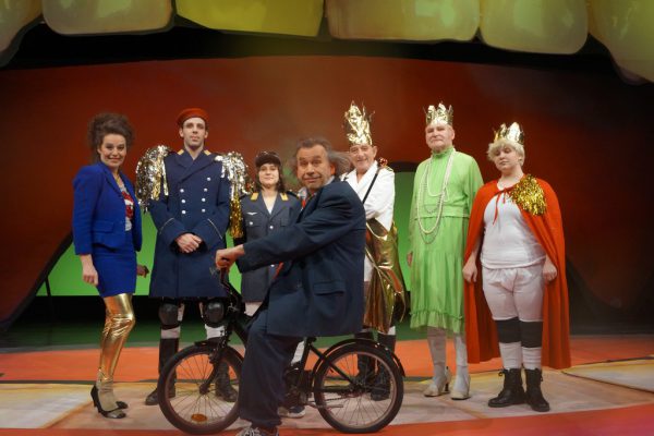 Das Schauspieler-Ensemble der Kosmos-Produktion „König Ubu“. Ritter (4)