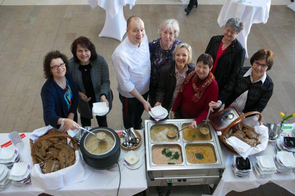 Das Team rund um Ingrid Härle und Susanne Lässer serviert den Gästen die Gerstensuppe. klaus hartinger