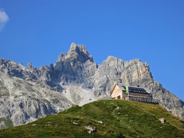 Das Wandern von Hütte zu Hütte begeistert immer mehr Menschen. Alpenverein