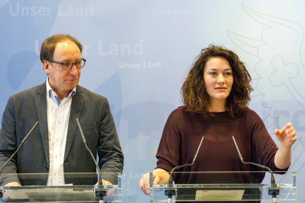 Die beiden Grünen-Landesräte Johannes Rauch und Ingrid Felipe bei der gemeinsamen Pressekonferenz in Tirol. VLK/Land Tirol