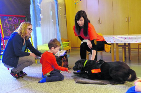Die Kinder lernen, sich einem Hund gegenüber richtig zu verhalten sowie welche Bedürfnisse das Tier hat.