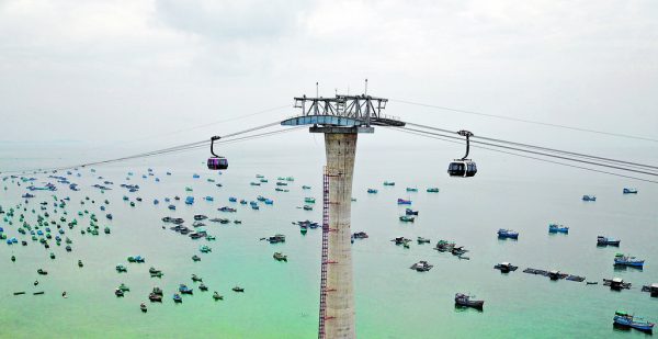 Die Seilbahn soll den Tourismus in der Region weiter ankurbeln. Den Fahrgästen bietet sich ein Panoramablick auf das Meer. Doppelmayr