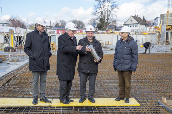 Die Verantwortlichen mit der „Zeitkapsel“ bei der Grundsteinlegung.  Rhomberg/moosbrugger