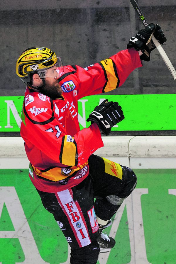 Die VEU setzte die Wälder ständig unter Druck. Unten: Dylan Stanley jubelt über sein 4:0.  Stiplovsek (2)