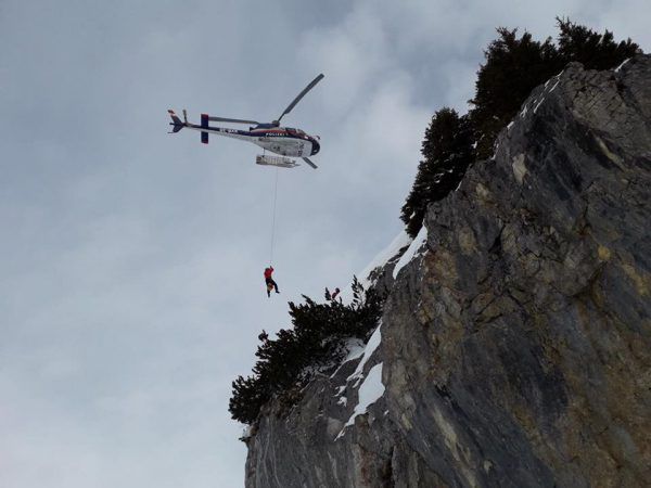 Ein Snowboarder wurde per Helikopter geborgen. Polizei/Facebook