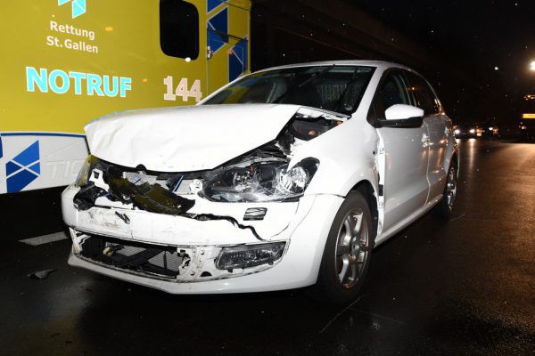 Eines der beiden beschädigten Autos. Kapo St. Gallen