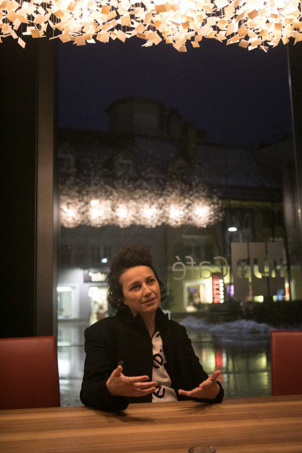 Flaka Haliti beim Gespräch im KUB Café. Kleines Bild: Halitis Ausgangsprodukt für die Billboards. Klaus Hartinger (1) /Flaka Haliti (1)