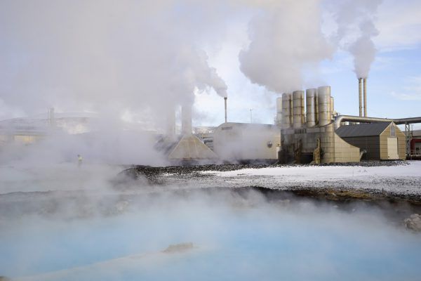 Geothermie- (Foto) und Wasserkraftwerke liefern in Island erneuerbare Energie. AP (3)