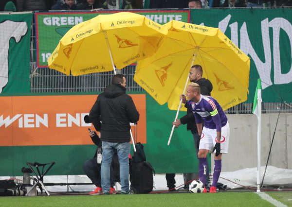 Holzhauser wird beim Eckball geschützt. GEPA