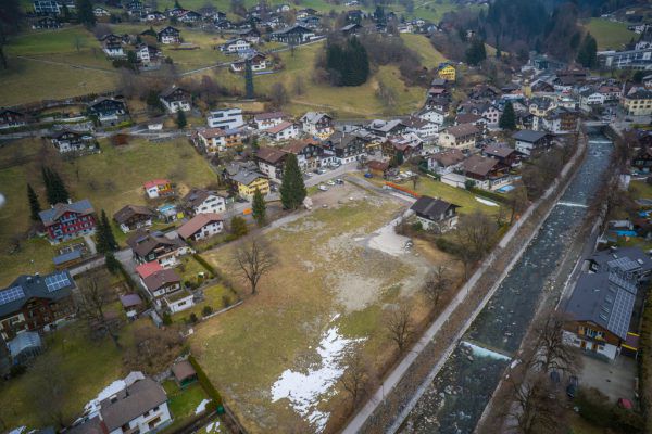 Jürgen Kuster ist Bürgermeister von Schruns (Bild oben). Auf dem Areal des ehemaligen Kurhotels sollen Luxus-Chalets entstehen (Bild unten). Hartinger