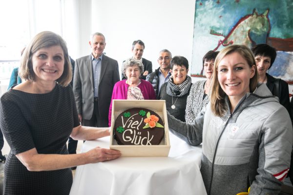 Landesrätin Barbara Schöbi-Fink (l.)wünschte Heike Eder (r.) „Viel Glück“ für Pyeongchang. Hartinger