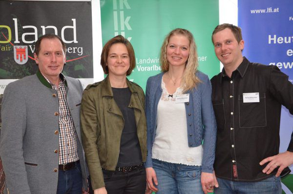 Landwirtschaftskammer-Präsident Josef Moosbrugger, Chris­tina Rusch (Geschäftsführerin Ländliches Fortbildungsinstitut) sowie die Hüttenwirte Kathrin und Florian Mittermayr (v.l.). LK Vorarlberg