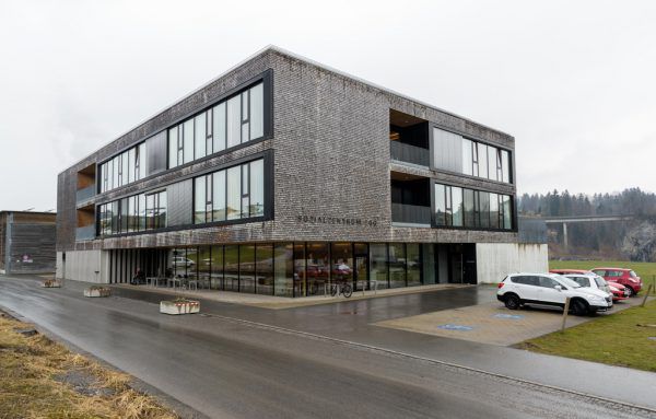 Links: Das Sozialzentrum Egg, das 2011 anstelle der Brandruine des Vinzenzheimes errichtet wurde. Oben: Die offizielle Verabschiedungsfeier für die Todesopfer der Brandkatastrophe. Dietmar Stiplovsek, APA/Dietmar Mathis