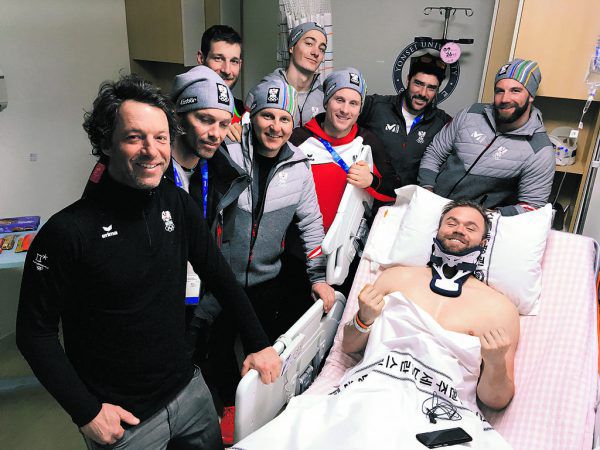Markus Schairer bekam gestern im Krankenhaus Besuch von seinen Teamkollegen samt Trainern, Serviceleuten und Physiotherapeut.ÖSV