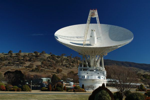 Mit Antennen des „Deep Space Network“ werden interplanetare Raumsonden wie Voyager gesteuert.