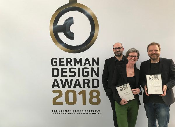 Sascha Grabher, Maria Linder und Mario Lorenz (von links) nahmen die Auszeichnung beim German Design Award 2018 entgegen. P2