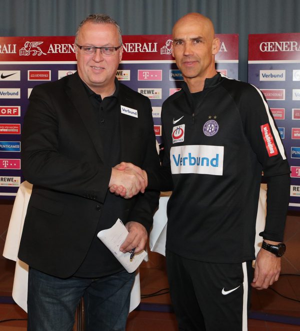 Sportdirektor Wohlfahrt (l.) mit seinem neuen Trainer Letsch. GEPA