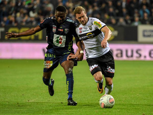 Trainer Schmidt möchte, dass seine Spieler gegen den WAC körperlich dagegenhalten.   GEPA/Lerch