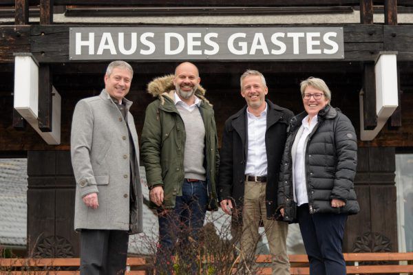 Von links: Roman Eberhardt (Hotel Löwen), Bürgermeister Jürgen Kuster, Stefan Heissler (Liebherr) und Ingrid Muxel (Hotel Löwen).Löwen Hotel Montafon/APA Fotoservice